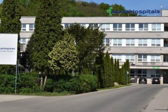 Pacient napadol zdravotnikov tri sestry zranil chceli mu zabranit v odchode z nemocnice