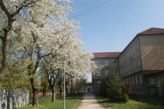 Peniaze na mzdy mali by pouit na vykurovanie koly Na odmench zamestnancom preerpali tisce eur