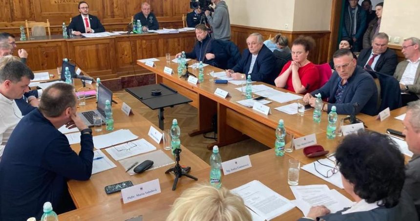 Pre falsovanie vysledkov hlasovania v Kezmarku obvinili clenov komisie Tykalo sa to aj pozemkov Kuffovcov