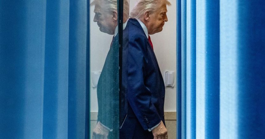 Trump na burze zarabaja aj vdaka svojim statusom Pred zakonom ho chrani vynimka