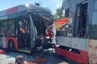 V Prahe doslo k zrazke autobusu s elektrickou zranenia utrpelo 18 ludi