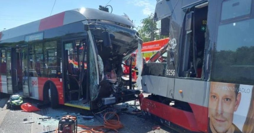 V Prahe doslo k zrazke autobusu s elektrickou zranenia utrpelo 18 ludi