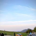 Vodic auta presiel do protismeru a zrazil sa s motocyklistom