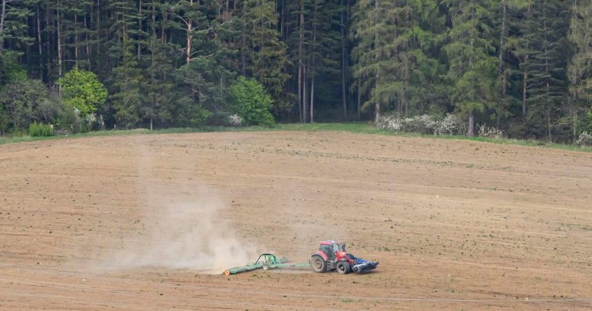 vyrazne az extremne sucho postihuje pribline polovicu uzemia Slovenska