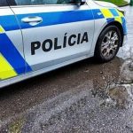 zosuv casti cesty obmedzil dopravu mezi novakmi a nitrianskymi sucanmi vodici musia pocitat so zdrzanim