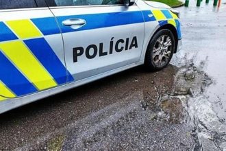 zosuv casti cesty obmedzil dopravu mezi novakmi a nitrianskymi sucanmi vodici musia pocitat so zdrzanim