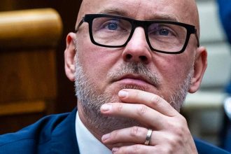 Co zaznelo v diskusiach Grohling vyzval prezidenta aby nevymenoval Radacovskeho ani Kmeca na velvyslanske posty