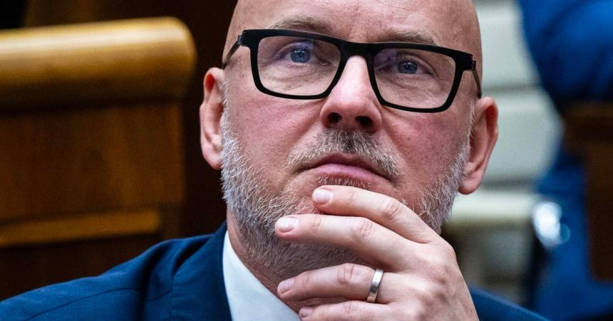 Co zaznelo v diskusiach Grohling vyzval prezidenta aby nevymenoval Radacovskeho ani Kmeca na velvyslanske posty