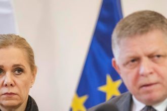 Fico siel do Pariza po recept na rast O pol roka neskr OECD hovori ze ekonomika spomaluje
