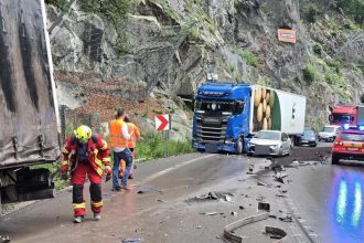 Kamion presiel pod Strecnom do protismeru Pri nehode sa vysypala chemicka latka