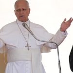 Nasilie nebude mat posledne slovo Papez ukoncil zasadnutie kardinalov vyzvou k mieru