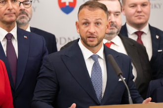 Nie sme povinni odpovedat denniku SME Sutaj Estok odmieta odpovedat na otazky ohladom prenajmu aut