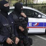Policajt v Kalifornii postrelil kolegu pri nevhodnom zartovani so zbranmi