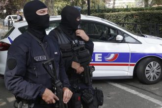 Policajt v Kalifornii postrelil kolegu pri nevhodnom zartovani so zbranmi