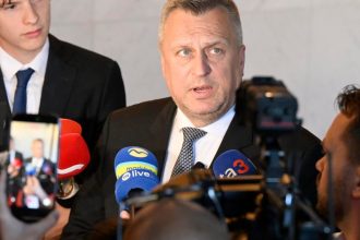 SNS si kladie dalsiu podmienku Rozpocet nepodpori ak dochodky ludi nad 90 rokov nestupnu
