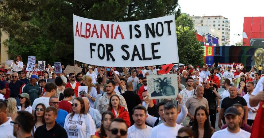 V Albansku sa protestovalo proti dalsiemu luxusnemu stavebnemu projektu