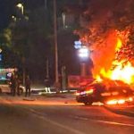 V Petrzalke sa po naraze do stlpa vzblklo auto
