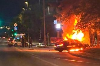 V Petrzalke sa po naraze do stlpa vzblklo auto