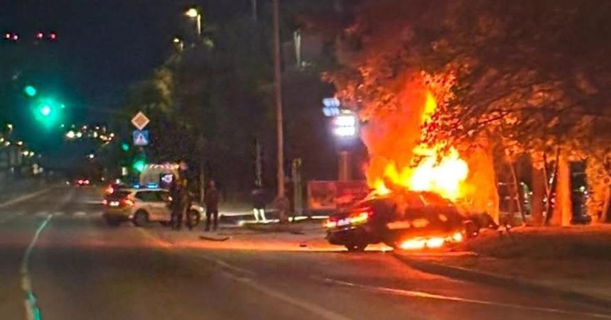 V Petrzalke sa po naraze do stlpa vzblklo auto
