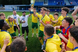 Vitazna rozlucka s trenerom Futbalisti Ziliny oslavuju triumf v Cesko slovenskom pohri