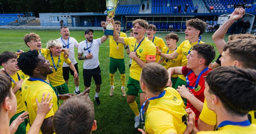 Vitazna rozlucka s trenerom Futbalisti Ziliny oslavuju triumf v Cesko slovenskom pohri
