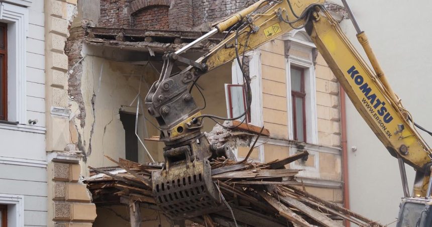 Vydali prvu pokutu za zburanie mestskeho domu v Trencine Je na hornej hranici
