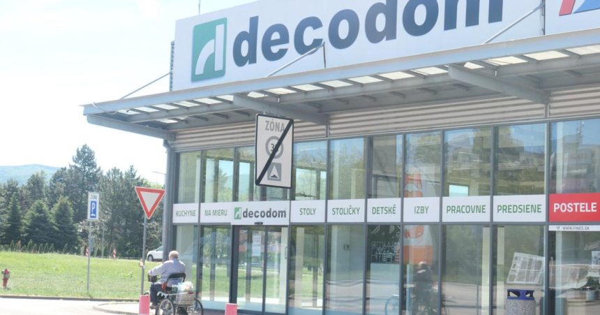 Zamestnanci Decodomu mozu ziadat o davky Klucova podmienka je splnena ale par dni musia pockat
