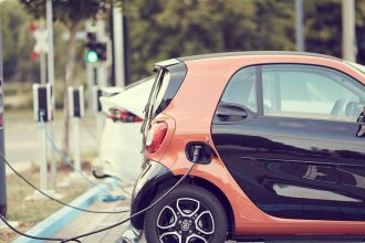 biznis s elektromobilmi lider na trhu preraba kazdy rok miliony zachranuju ho akcionari