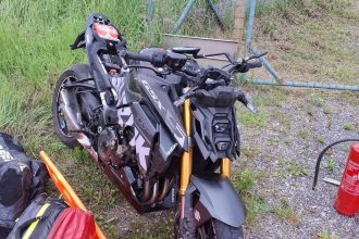 nehoda motorkara v belej po naraze do zvodidiel skoncil v starostlivosti zachranarov