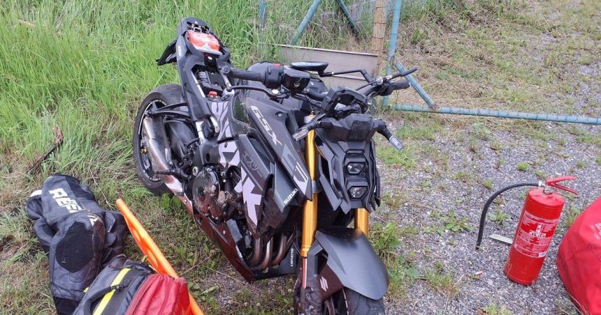 nehoda motorkara v belej po naraze do zvodidiel skoncil v starostlivosti zachranarov