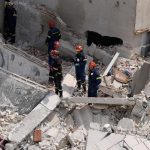 v atenach sa zrutila bytovka hladaju uviaznutych ludi