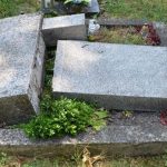 v jasove vandal poskodil 22 nahrobnych kamenov policia zacala trestne stihanie