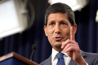 Americke akcie zaznamenali vyrazny pokles Fed ponchal urokove sadzby bez zmien