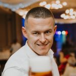 Aut a vymenil za pivo Znami mu museli nosit suveniry v prepravkach z dovoleniek