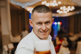 Aut a vymenil za pivo Znami mu museli nosit suveniry v prepravkach z dovoleniek