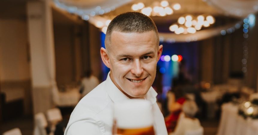 Aut a vymenil za pivo Znami mu museli nosit suveniry v prepravkach z dovoleniek