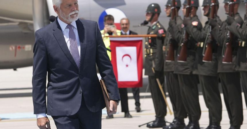 Babish opat vycital Pavlovi ucast na samite NATO Prezdent ho vyzval na vecnou spolupracu
