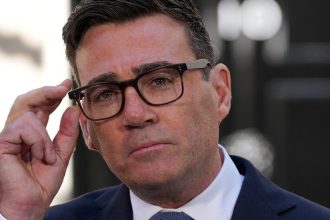 Britski labouristi po nastupe Burnhama v prieskumoch dobeholi stranu Reform UK