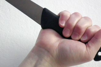 Colnik s nozom v ruke vyhral manzelke smrtou napadol ju a rozbil jej telefon