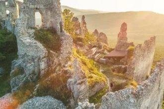Dve hradnye zrucaniny oziuju Na jednu sa dostanete zadarmo kyvadlovou dopravou