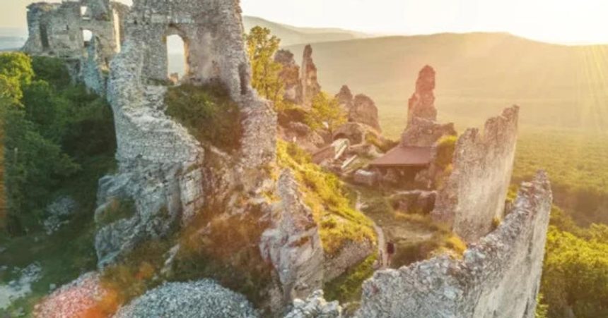 Dve hradnye zrucaniny oziuju Na jednu sa dostanete zadarmo kyvadlovou dopravou