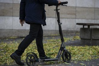 Grecko zakaze jazdu na elektrickych kolobezkach osobam mladsim ako 17 rokov