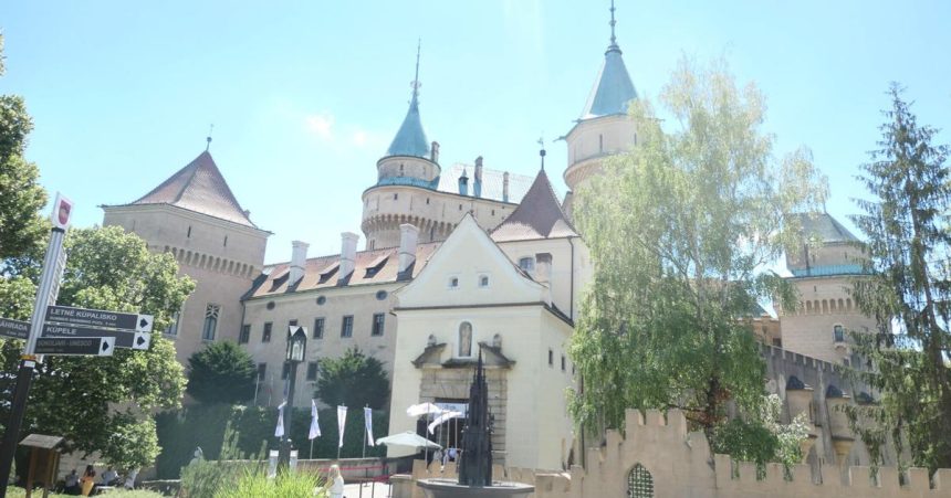 Horucavy ovplyvnuju prevadzku Bojnickeho zamku Muzeum docasne skracuje otvaracie hodiny kvoli vysokym teplotam