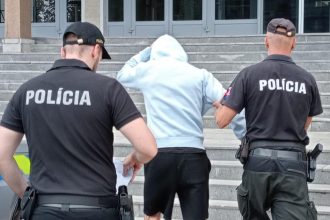 Kosicana obvinili z psychickeho a fyzickeho tyrania partnerky Sud ho poslal do vazby