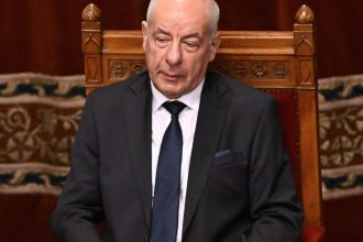 Madarsky prezident podpisuje novelu ustavy ktora ukonci aj jeho funkcne obdobie