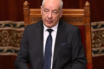 Madarsky prezident podpisuje novelu ustavy ktora ukonci aj jeho funkcne obdobie