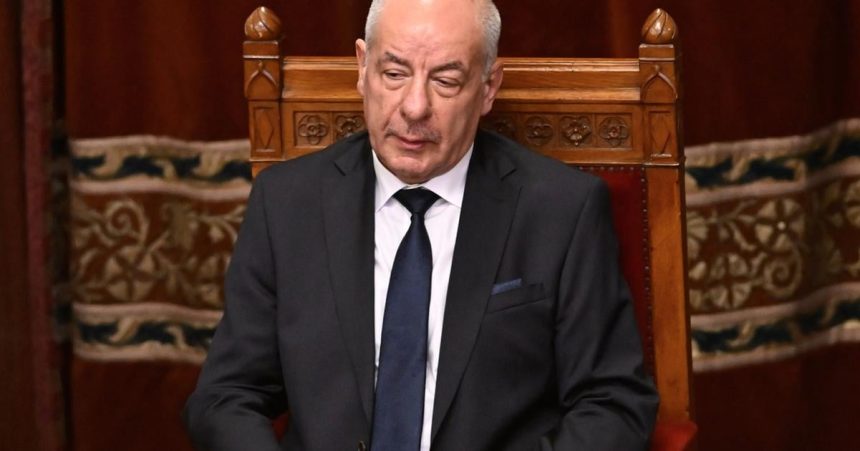 Madarsky prezident podpisuje novelu ustavy ktora ukonci aj jeho funkcne obdobie