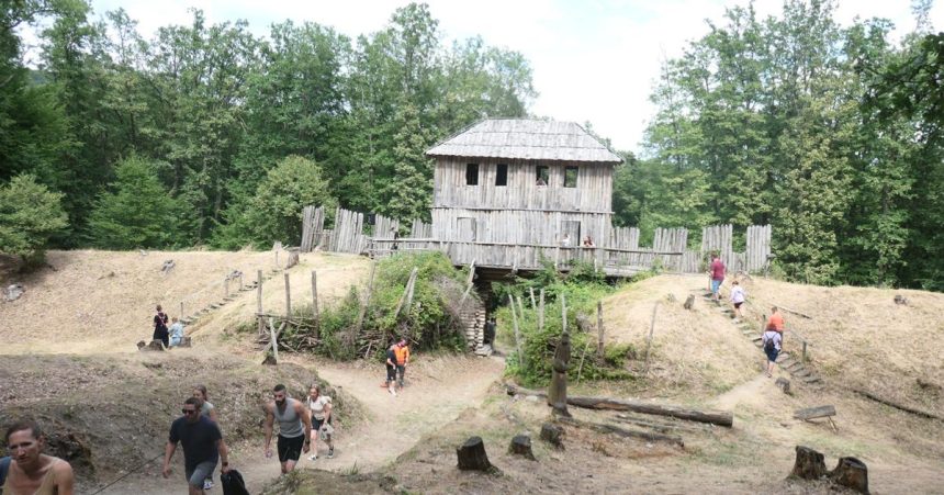 Na Hradisku Valy odhalili druhy pulnick milnik Eurpskej kulturnej cesty svetych Cyrila a Metoda FOTO