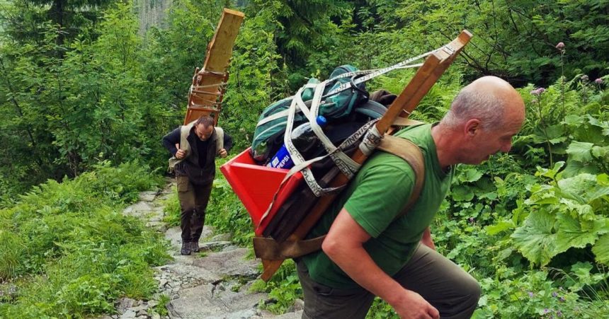 Na vlastnych chrbtoch nosia do hor tazke kusy dreva chcu aby sa turisti citili bezpecne