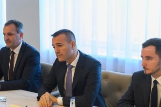 PS vyzyva Druckera aby sa vysporiadal s konfliktom zaujmov v ktorom je tajomnik Zsembera